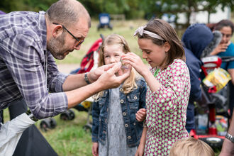 Family looking at bugs Trumpington Discovery Day 2018 c.Paul Miller Kendrick-Grosvenor
