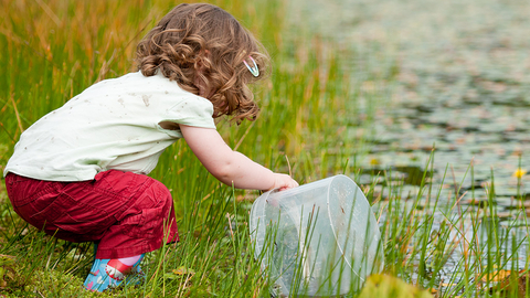 Child with bucket Ross Hoddinott/2020VISION